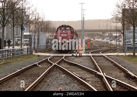 Image symbolique logistique, transport de marchandises, voies ferrées avec locomotive et wagons de marchandises de Deutsche Bahn dans le port de Kiel Fjord, Baltique Banque D'Images