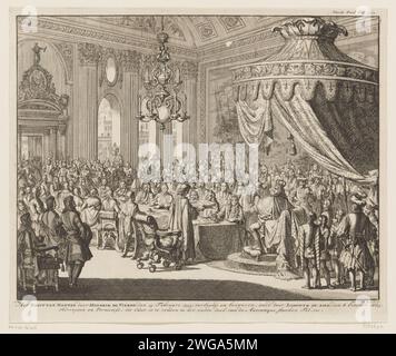 Révocation de l'édit van Nantes, 1685, 1694 - 1696 imprimer la révocation de l'édit de Nantes, où la liberté de religion a été accordée aux protestants en France, par le roi Louis XIV, le 8 octobre 1685. Salle dans laquelle un grand groupe de personnes sont réunis avec le roi assis sur son trône sous une cire à bingwax sur son trône à droite sur son trône . Réunion de gravure sur papier du nord des pays-Bas, assemblée France Banque D'Images