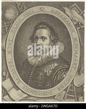 Portrait d'Abraham Bloemaert, anonyme, d'après Willem Isaacsz. Van Swanenburg, 1611 - 1661 tirage Portrait du peintre, dessinateur et imprimeur Abraham Bloemaert, à l'âge de 44 ans. En plus de la liste des attributs des Arts libres Entre autres choses, un globe, mandoline et caduceus, instruments de mesure, passer, livres de palette et de dessin. Portrait gravure papier pays-Bas, autoportrait du peintre Banque D'Images