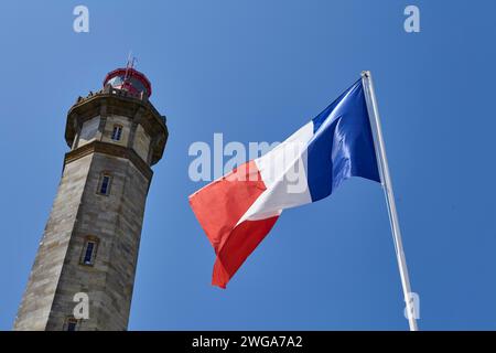 Flèche du Phare des baleines et drapeau français agitant à Saint-Clément-des-baleines, département Charente-maritime, Nouvelle-Aquitaine, France Banque D'Images