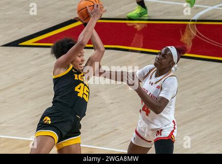 College Park, États-Unis. 03 février 2024. COLLEGE PARK, MD. - 03 FÉVRIER : l'attaquant des Hawkeyes de l'Iowa Hannah Stuelke (45) bat le garde des Terrapins du Maryland BRI McDaniel (24) pour rebondir lors d'un match féminin de basket-ball universitaire entre les Terrapins du Maryland et les Hawkeyes de l'Iowa, le 03 février 2024, au Xfinity Center, à College Park, Maryland. (Photo de Tony Quinn/SipaUSA) crédit : SIPA USA/Alamy Live News Banque D'Images