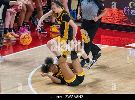 College Park, États-Unis. 03 février 2024. COLLEGE PARK, MD. - 03 FÉVRIER : la garde des Hawkeyes de l'Iowa Molly Davis (1 ans) passe devant l'attaquante Hannah Stuelke (45 ans) qui tombe sur le terrain lors d'un match féminin de basket-ball universitaire entre les Terrapins du Maryland et les Hawkeyes de l'Iowa, le 03 février 2024, au Xfinity Center, à College Park, Maryland. (Photo de Tony Quinn/SipaUSA) crédit : SIPA USA/Alamy Live News Banque D'Images