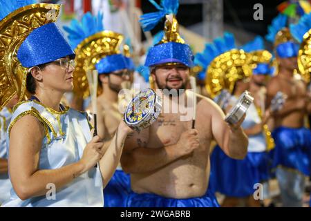 Manaus, Brésil. 04 février 2024. AM - MANAUS - 02/03/2024 - CARNAVAL 2024, PARADE DES ÉCOLES DE SAMBA MANAUS - lors de la représentation de l'école de samba Vila da Barra dans le défilé de groupe spécial, au Manaus Sambadrome, ce samedi 03. Photo : Antonio Pereira/AGIF (photo : Antonio Pereira/AGIF/Sipa USA) crédit : SIPA USA/Alamy Live News Banque D'Images