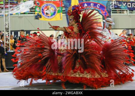 Manaus, Brésil. 04 février 2024. AM - MANAUS - 02/03/2024 - CARNAVAL 2024, PARADE DES ÉCOLES DE SAMBA MANAUS - lors de la représentation de l'école de samba Vila da Barra dans le défilé de groupe spécial, au Manaus Sambadrome, ce samedi 03. Photo : Antonio Pereira/AGIF (photo : Antonio Pereira/AGIF/Sipa USA) crédit : SIPA USA/Alamy Live News Banque D'Images