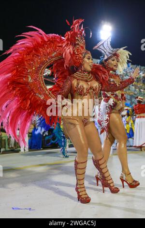 Manaus, Brésil. 04 février 2024. AM - MANAUS - 02/03/2024 - CARNAVAL 2024, PARADE DES ÉCOLES DE SAMBA MANAUS - lors de la représentation de l'école de samba Vila da Barra dans le défilé de groupe spécial, au Manaus Sambadrome, ce samedi 03. Photo : Antonio Pereira/AGIF (photo : Antonio Pereira/AGIF/Sipa USA) crédit : SIPA USA/Alamy Live News Banque D'Images