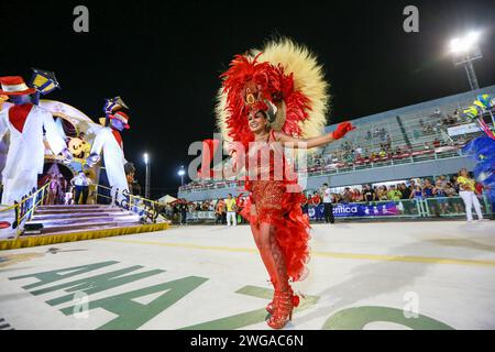 Manaus, Brésil. 04 février 2024. AM - MANAUS - 02/03/2024 - CARNAVAL 2024, PARADE DES ÉCOLES DE SAMBA MANAUS - lors de la représentation de l'école de samba Vila da Barra dans le défilé de groupe spécial, au Manaus Sambadrome, ce samedi 03. Photo : Antonio Pereira/AGIF (photo : Antonio Pereira/AGIF/Sipa USA) crédit : SIPA USA/Alamy Live News Banque D'Images