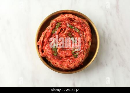 Vue de dessus roulée Napa Cabbage Kimchi maison sur Golden Bowl Banque D'Images