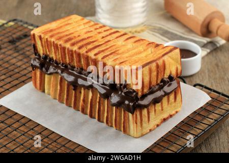 Roti Bakar Bandung, Roti Bakar Cokelat. Pain grillé avec confiture de chocolat Banque D'Images