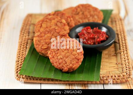 Tempeh ou Tempe Goreng Bulat, Soybean fermenté émincé, accompagnement populaire en Indonésie Banque D'Images