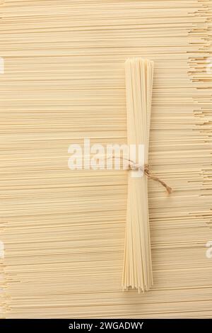 Somen nouilles blanches séchées japonaises, vue de dessus, fond de nourriture plein cadre Banque D'Images