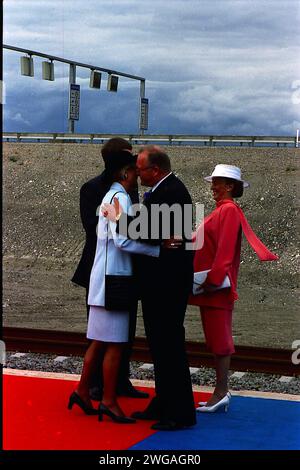 Peberholm/SUÈDE/DANEMARK. 01 juillet 2000   le Premier ministre danois Poul Nyrup Rasmussen et sa femme Lone Dybkaer saluent le Premier ministre suédois Goren OPersson et sa femme de l'île artificielle de Peberholm pour la liaison officielle du train et de la transportation du Danemark à la Suède lors de l'ouverture officielle du pont de liaison Oresudne et pour un coût de 2 milliards de livres sterling (Photo de Francis Joseph Dean/Deanimages) Banque D'Images