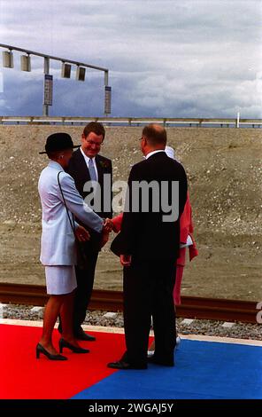 Peberholm/SUÈDE/DANEMARK. 01 juillet 2000   le Premier ministre danois Poul Nyrup Rasmussen et son épouse Lone Dybkaer saluent le Premier ministre suédois Goren OPersson et son épouse sur l'île artificielle de Peberholm pour le train officiel de liaison et le transport du Danemark à la Suède à l'ouverture officielle du pont de liaison Oresudne et coûteront 2.billions Banque D'Images