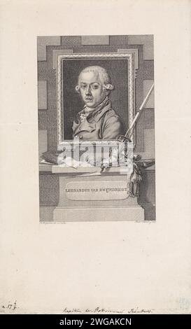 Portrait de Leonardus van Zwijndregt, Reinier Vinkeles (I), d'après Daniël Bruyninx, tirage de 1792 Portrait de Leonardus van Zwijndregt, capitaine de la milice de Rotterdam. Sous le portrait un livre, une baïonnette et une épée. Amsterdam gravure sur papier / gravure hacking et propulser des armes : rapier. Armes à main, polearms (pour frapper, pirater, pousser) (avec NOM). livre Banque D'Images