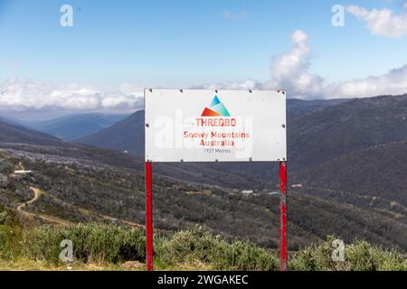 Village de station de ski de Thredbo dans le parc national de Kosciusko, Thredo signe au sommet du télésiège de montagne, Australie, été 2024 Banque D'Images