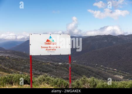 Village de station de ski de Thredbo dans le parc national de Kosciusko, Thredo signe au sommet du télésiège de montagne, Australie, été 2024 Banque D'Images