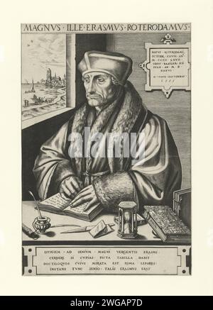 Portret van Desiderius Erasmus, Frans Huys, d'après Hans Holbein (II), 1555 tirage Portrait de Desiderius Erasmus Ten Halven Lee à gauche, assis à une table, ses mains reposant sur un livre ouvert. Sur la table un sablier, un pot d'encre avec un stylo, un couteau à stylo, la Bible et d'autres livres. Sur le mur une plaque, à gauche une fenêtre avec vue sur une ville sur l'eau, probablement Rotterdam. Sous le spectacle une plaque avec un texte de quatre lignes en latin. Outils d'écriture de gravure de papier Anvers. Livre - MM - livre ouvert. sablier Banque D'Images