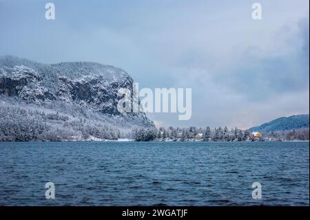 Vue panoramique sur le mont Kineo à travers le lac Moosehead, vu depuis Rockwood Town Landing. Un paysage enneigé après une tempête hivernale. Maine, États-Unis Banque D'Images