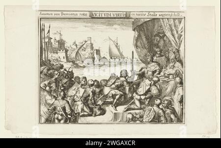 Conquête de Damiate, 1219, 1688 - 1689 imprimer Croix -chevaliers agenouillés pour l'empereur et le pape a reçu la bénédiction et une épée de cela. En arrière-plan la conquête de la ville de Damiate avec la navigation de la chaîne du port, 1219. Ce magazine fait partie d'un grand tirage avec une grande carte de Haarlem, entouré de sept armoiries, un profil de la ville, des visages sur les bâtiments Markant Haarlem et des représentations de moments importants de l'histoire de Haarlem. Nord des pays-Bas gravure de papier HAARLEM. DAMEETE Banque D'Images