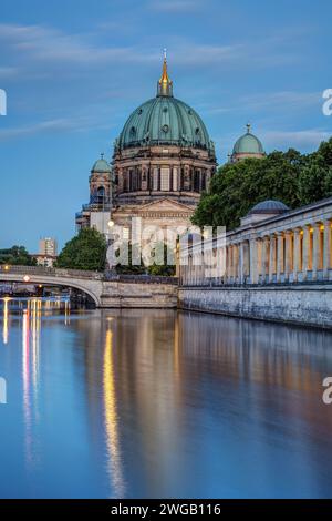 La Cathédrale de Berlin et la rivière Spree at Dusk Banque D'Images