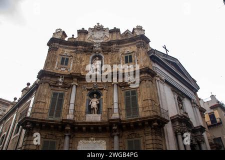La place baroque formée dans un octogone, connu officiellement sous le nom de place Villena mais aussi quatre coins pour les palermitans Banque D'Images