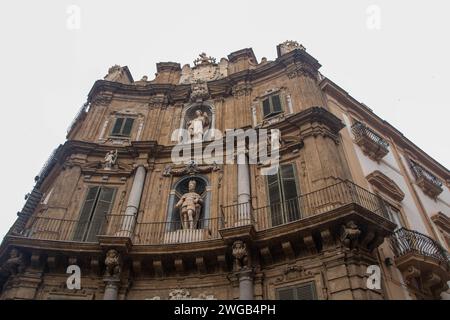 La place baroque formée dans un octogone, connu officiellement sous le nom de place Villena mais aussi quatre coins pour les palermitans Banque D'Images