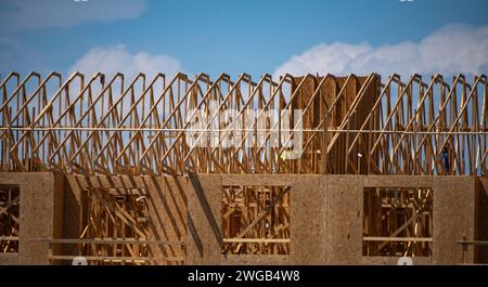 Charpente de maison en bois. Construction de toiture. Construction en bois. Un cadre de maison. Le cadre du chalet. Début de la construction du Banque D'Images