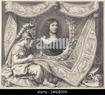 Portret van Jean-Baptiste Colbert, Pieter Van Schuppen, d'après Philippe de Champaigne, d'après Charles le Brun, estampe de 1664 Jean-Baptiste Colbert, représentée dans la partie centrale d'un tapis richement décoré. Une couronne de feuilles de chêne autour du portrait. Minerva met la touche finale à la broderie de la décoration de bord du tapis, qui contient de nombreuses représentations allégoriques, chacune avec une devise latine. Les initiales couronnées de Colbert sont situées dans le coin inférieur droit du tapis. Sur le terrain sont des bijoux, des pièces de monnaie, des accessoires de scène, des fournitures de peinture, un globe et une pile de livres Banque D'Images