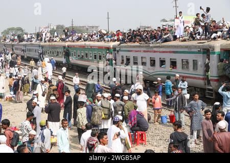 Tongi, Dhaka, Bangladesh. 4 février 2024. Les dévots musulmans voyagent dans des trains risqués surpeuplés après avoir assisté à l’Akheri Munajat (prière finale) au Biswa Ijtema à Tongi, Dhaka, Bangladesh. Les habitants s'attaquent au voyage en grimpant, en s'accrochant et en grimpant le long des toits des locomotives. Sans sièges disponibles à l'intérieur, de nombreux navetteurs décident de prendre le risque et de choisir une vue sur le toit pour leur voyage hors de la ville de Dhaka. Crédit : ZUMA Press, Inc./Alamy Live News Banque D'Images