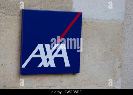 Bordeaux , France - 01 29 2024 : logo de la chaîne française axa enseigne et texte de la marque immeuble de bureaux de la banque multinationale française d'assurance Banque D'Images