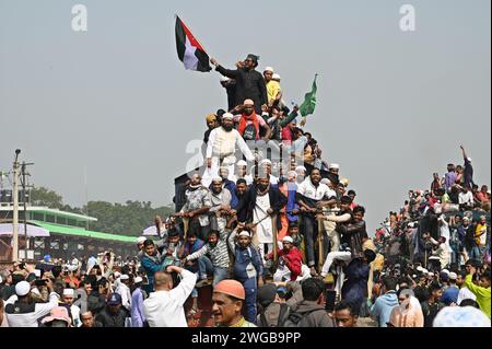 Dhaka, Dhaka, Bangladesh. 4 février 2024. TONGI, DHAKA, DHAKA, BANGLADESH - 2024/02/04 : les musulmans rentrent chez eux après le Biswa Ijtema à Tongi, Dhaka en prenant un trajet risqué dans un train surpeuplé. Des millions de dévots se sont joints à Akheri Munajat, ou prières finales, sur les rives du fleuve Turag, à l'extérieur de Dhaka, à Biswa Ijtema, la deuxième plus grande congrégation musulmane du monde après le Hadj. Crédit : ZUMA Press, Inc./Alamy Live News Banque D'Images