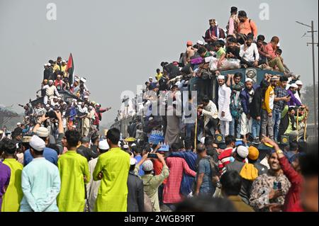 Dhaka, Dhaka, Bangladesh. 4 février 2024. TONGI, DHAKA, DHAKA, BANGLADESH - 2024/02/04 : les musulmans rentrent chez eux après le Biswa Ijtema à Tongi, Dhaka en prenant un trajet risqué dans un train surpeuplé. Des millions de dévots se sont joints à Akheri Munajat, ou prières finales, sur les rives du fleuve Turag, à l'extérieur de Dhaka, à Biswa Ijtema, la deuxième plus grande congrégation musulmane du monde après le Hadj. Crédit : ZUMA Press, Inc./Alamy Live News Banque D'Images