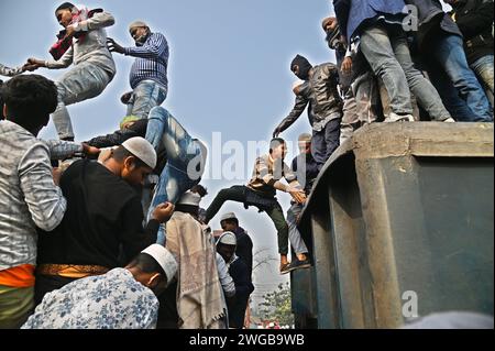 Dhaka, Dhaka, Bangladesh. 4 février 2024. TONGI, DHAKA, DHAKA, BANGLADESH - 2024/02/04 : les musulmans rentrent chez eux après le Biswa Ijtema à Tongi, Dhaka en prenant un trajet risqué dans un train surpeuplé. Des millions de dévots se sont joints à Akheri Munajat, ou prières finales, sur les rives du fleuve Turag, à l'extérieur de Dhaka, à Biswa Ijtema, la deuxième plus grande congrégation musulmane du monde après le Hadj. Crédit : ZUMA Press, Inc./Alamy Live News Banque D'Images