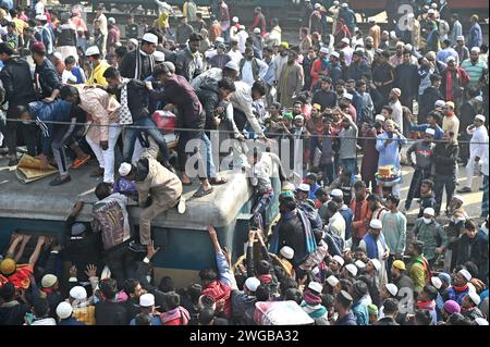 Dhaka, Dhaka, Bangladesh. 4 février 2024. TONGI, DHAKA, DHAKA, BANGLADESH - 2024/02/04 : les musulmans rentrent chez eux après le Biswa Ijtema à Tongi, Dhaka en prenant un trajet risqué dans un train surpeuplé. Des millions de dévots se sont joints à Akheri Munajat, ou prières finales, sur les rives du fleuve Turag, à l'extérieur de Dhaka, à Biswa Ijtema, la deuxième plus grande congrégation musulmane du monde après le Hadj. Crédit : ZUMA Press, Inc./Alamy Live News Banque D'Images