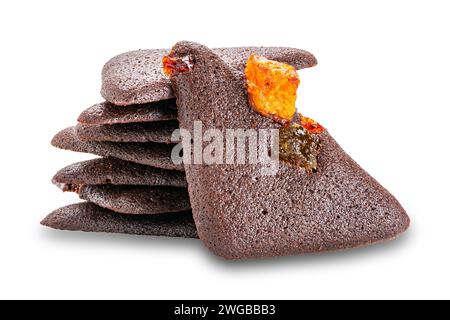 Pile de délicieux craquelins de brownie de fruits mélangés secs isolés sur fond blanc avec chemin de découpage. Banque D'Images