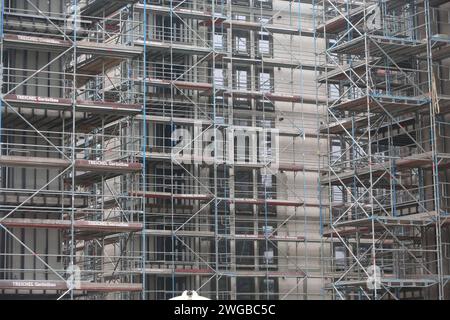 Blick am Freitag 02.02.2024 im Stadtteil Lichtenhagen der Hanse- und Universitätsstadt Rostock auf eine Wohnungsbaustelle. In dem Ortsteil der Stadt entstehen gegenwärtig 318 Wohnungen mit ca. 45 bis 105 Quadratmètre Wohnfläche. Davon sind 42 öffentlich gefördert. Dazu gibt es eine barrierefreie Erschließung und die Umsetzung hoher energetischer Standards. Die Ampel-KoRue hatte einst das Ziel herausgegeben, 400,000 neue Wohnungen zu schaffen. OB das jemals erreicht wird ist derzeit mehr als fraglich. Denn zahlreiche Bauherren sind in den zurückliegenden Monaten wegen der gestiegenen Kosten Banque D'Images