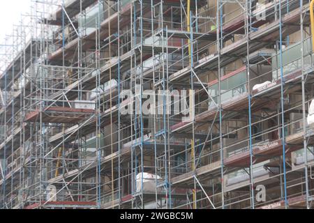 Blick am Freitag 02.02.2024 im Stadtteil Lichtenhagen der Hanse- und Universitätsstadt Rostock auf eine Wohnungsbaustelle. In dem Ortsteil der Stadt entstehen gegenwärtig 318 Wohnungen mit ca. 45 bis 105 Quadratmètre Wohnfläche. Davon sind 42 öffentlich gefördert. Dazu gibt es eine barrierefreie Erschließung und die Umsetzung hoher energetischer Standards. Die Ampel-KoRue hatte einst das Ziel herausgegeben, 400,000 neue Wohnungen zu schaffen. OB das jemals erreicht wird ist derzeit mehr als fraglich. Denn zahlreiche Bauherren sind in den zurückliegenden Monaten wegen der gestiegenen Kosten Banque D'Images