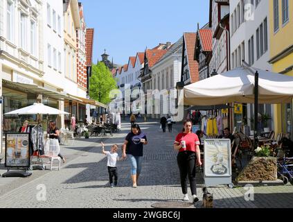 BUCKEBURG, ALLEMAGNE-24 AVRIL 2019 : les gens non identifiés marchent dans le quartier commerçant populaire avec plein de boutiques et de cafés dans un jour de printemps ensoleillé Banque D'Images