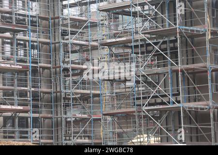 Blick am Freitag 02.02.2024 im Stadtteil Lichtenhagen der Hanse- und Universitätsstadt Rostock auf eine Wohnungsbaustelle. In dem Ortsteil der Stadt entstehen gegenwärtig 318 Wohnungen mit ca. 45 bis 105 Quadratmètre Wohnfläche. Davon sind 42 öffentlich gefördert. Dazu gibt es eine barrierefreie Erschließung und die Umsetzung hoher energetischer Standards. Die Ampel-KoRue hatte einst das Ziel herausgegeben, 400,000 neue Wohnungen zu schaffen. OB das jemals erreicht wird ist derzeit mehr als fraglich. Denn zahlreiche Bauherren sind in den zurückliegenden Monaten wegen der gestiegenen Kosten Banque D'Images