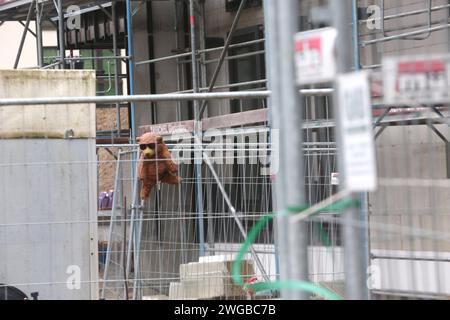 Blick am Freitag 02.02.2024 im Stadtteil Lichtenhagen der Hanse- und Universitätsstadt Rostock auf eine Wohnungsbaustelle. In dem Ortsteil der Stadt entstehen gegenwärtig 318 Wohnungen mit ca. 45 bis 105 Quadratmètre Wohnfläche. Davon sind 42 öffentlich gefördert. Dazu gibt es eine barrierefreie Erschließung und die Umsetzung hoher energetischer Standards. Die Ampel-KoRue hatte einst das Ziel herausgegeben, 400,000 neue Wohnungen zu schaffen. OB das jemals erreicht wird ist derzeit mehr als fraglich. Denn zahlreiche Bauherren sind in den zurückliegenden Monaten wegen der gestiegenen Kosten Banque D'Images