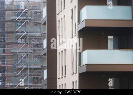 Blick am Freitag 02.02.2024 im Stadtteil Lichtenhagen der Hanse- und Universitätsstadt Rostock auf eine Wohnungsbaustelle. In dem Ortsteil der Stadt entstehen gegenwärtig 318 Wohnungen mit ca. 45 bis 105 Quadratmètre Wohnfläche. Davon sind 42 öffentlich gefördert. Dazu gibt es eine barrierefreie Erschließung und die Umsetzung hoher energetischer Standards. Die Ampel-KoRue hatte einst das Ziel herausgegeben, 400,000 neue Wohnungen zu schaffen. OB das jemals erreicht wird ist derzeit mehr als fraglich. Denn zahlreiche Bauherren sind in den zurückliegenden Monaten wegen der gestiegenen Kosten Banque D'Images