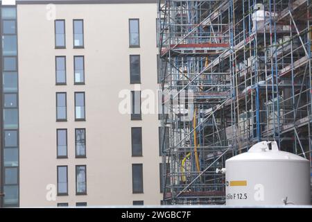 Blick am Freitag 02.02.2024 im Stadtteil Lichtenhagen der Hanse- und Universitätsstadt Rostock auf eine Wohnungsbaustelle. In dem Ortsteil der Stadt entstehen gegenwärtig 318 Wohnungen mit ca. 45 bis 105 Quadratmètre Wohnfläche. Davon sind 42 öffentlich gefördert. Dazu gibt es eine barrierefreie Erschließung und die Umsetzung hoher energetischer Standards. Die Ampel-KoRue hatte einst das Ziel herausgegeben, 400,000 neue Wohnungen zu schaffen. OB das jemals erreicht wird ist derzeit mehr als fraglich. Denn zahlreiche Bauherren sind in den zurückliegenden Monaten wegen der gestiegenen Kosten Banque D'Images