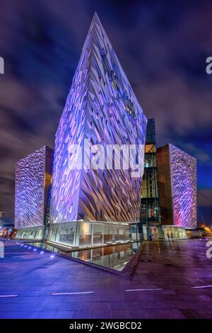 Belfast, Irlande du Nord- 3 novembre 2023 : le Titanic Belfast Museum illuminé la nuit Banque D'Images