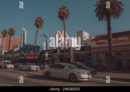 Vue sur les rues et la route de Los Angeles dans le quartier West Hollywood avec palmiers et McDonald's.. Vibrations estivales Banque D'Images