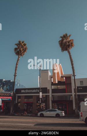 Vue sur les rues et la route de Los Angeles dans le quartier West Hollywood avec palmiers et McDonald's.. Vibrations estivales Banque D'Images