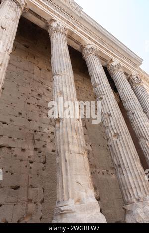 Anciens piliers en pierre altérée de la colonnade du Temple d'Hadrien à Rome en Italie. Banque D'Images