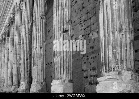 Rome, Italie 19 mai 2011 ; anciens piliers en pierre altérés du temple d'Hadrien colonnade du temple d'Adriano. Banque D'Images