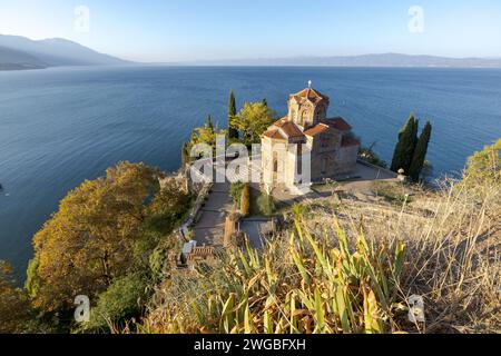 La célèbre église de Saint Jean à Kaneo à Ohrid au lever du soleil dans le nord de Macedo, sans personne en vue. Un angle classique de l'église au-dessus du lac. Banque D'Images