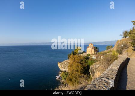 La célèbre église de Saint Jean à Kaneo à Ohrid au lever du soleil dans le nord de Macedo, sans personne en vue. Un angle classique de l'église au-dessus du lac. Banque D'Images