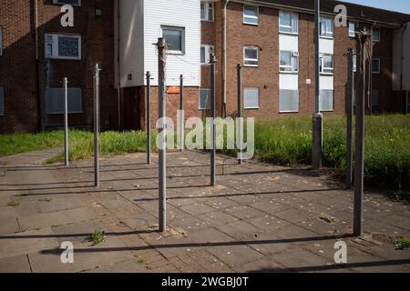 Ligne de vêtements vide / ligne de lavage dans un lotissement abandonné, avec des maisons de conseil en arrière-plan. Gascoigne Estate en cours de démolition. Banque D'Images