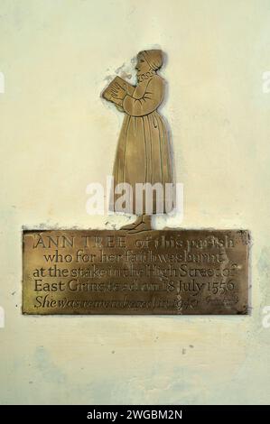 Martyre protestante du XVIe siècle, Ann Tree, tenant une bible. Mémorial moderne à St Margaret’s Church, West Hoathly, West Sussex, Angleterre. Ann Tree est l'un des trois martyrs du Sussex brûlés sur le bûcher en tant qu'hérétiques le même jour, le 18 juillet 1556, sous le règne de la reine Mary, monarque catholique Tudor. Banque D'Images